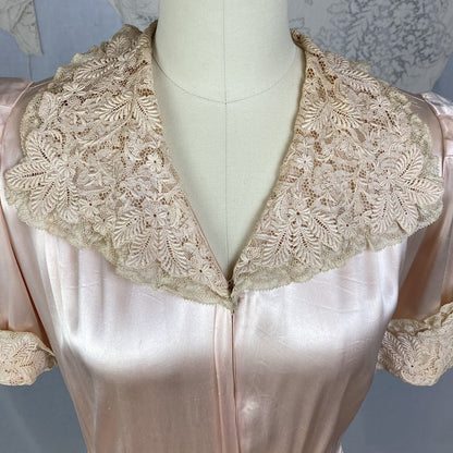 Vintage 1940's Dressing Gown Robe | Rich Dusty Rose Pink Rayon Satin Charmeuse with Nude Embroidered Lace | Size M - Daggers & Dames