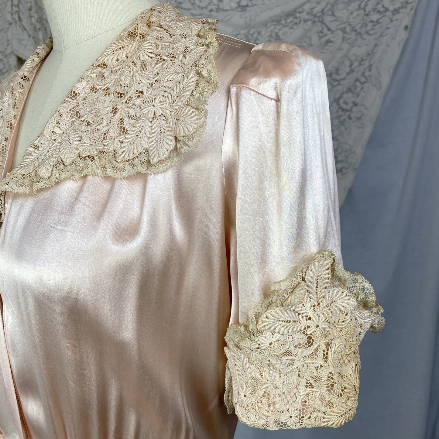 Vintage 1940's Dressing Gown Robe | Rich Dusty Rose Pink Rayon Satin Charmeuse with Nude Embroidered Lace | Size M - Daggers & Dames