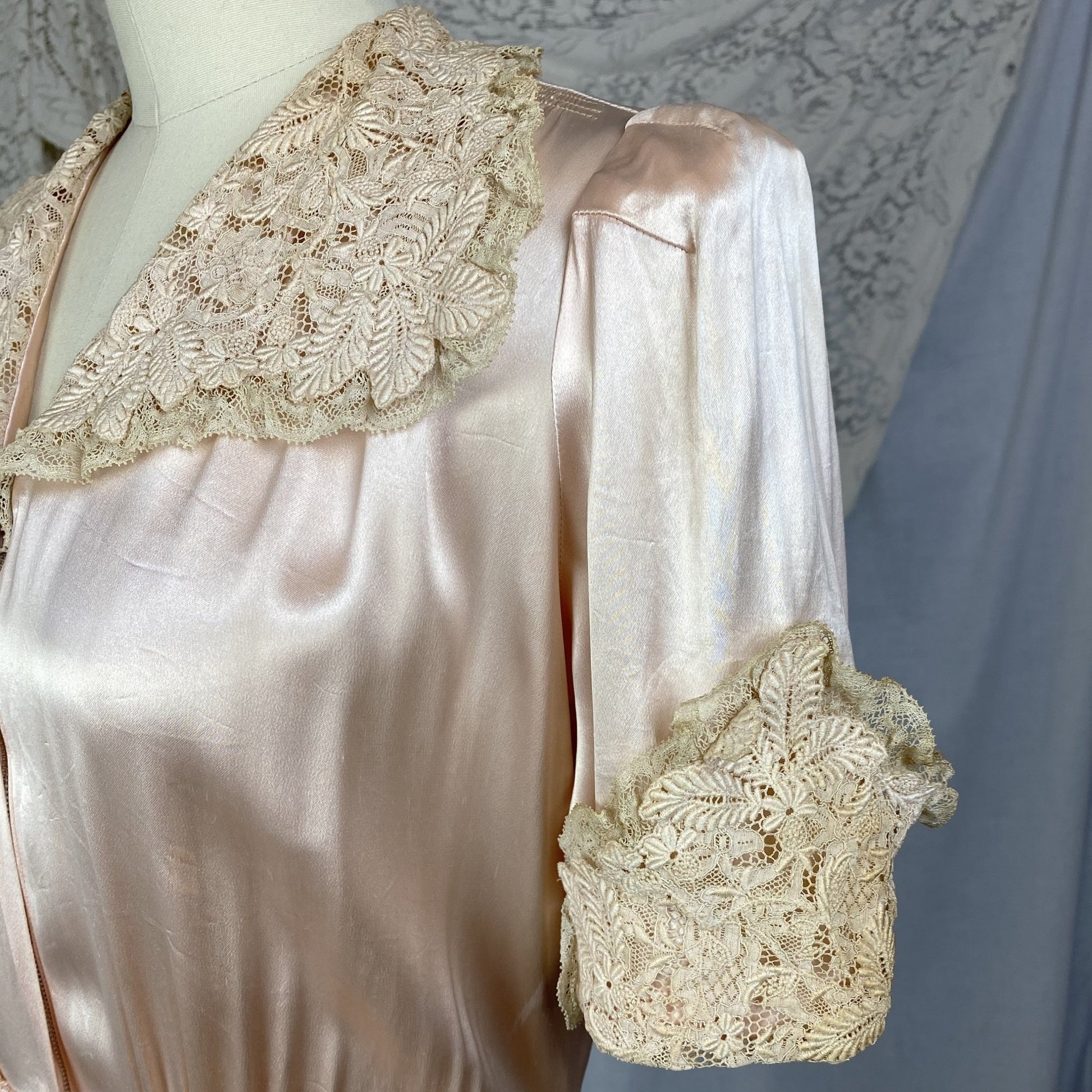 Vintage 1940's Dressing Gown Robe | Rich Dusty Rose Pink Rayon Satin Charmeuse with Nude Embroidered Lace | Size M - Daggers & Dames