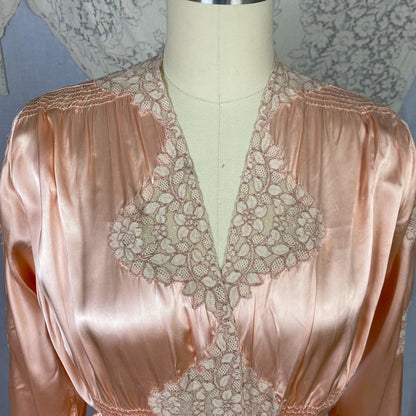 Vintage 1940's Dressing Gown Robe | Rose Peach Rayon Satin with Ivory Alençon Lace | Size XS, S - Daggers & Dames