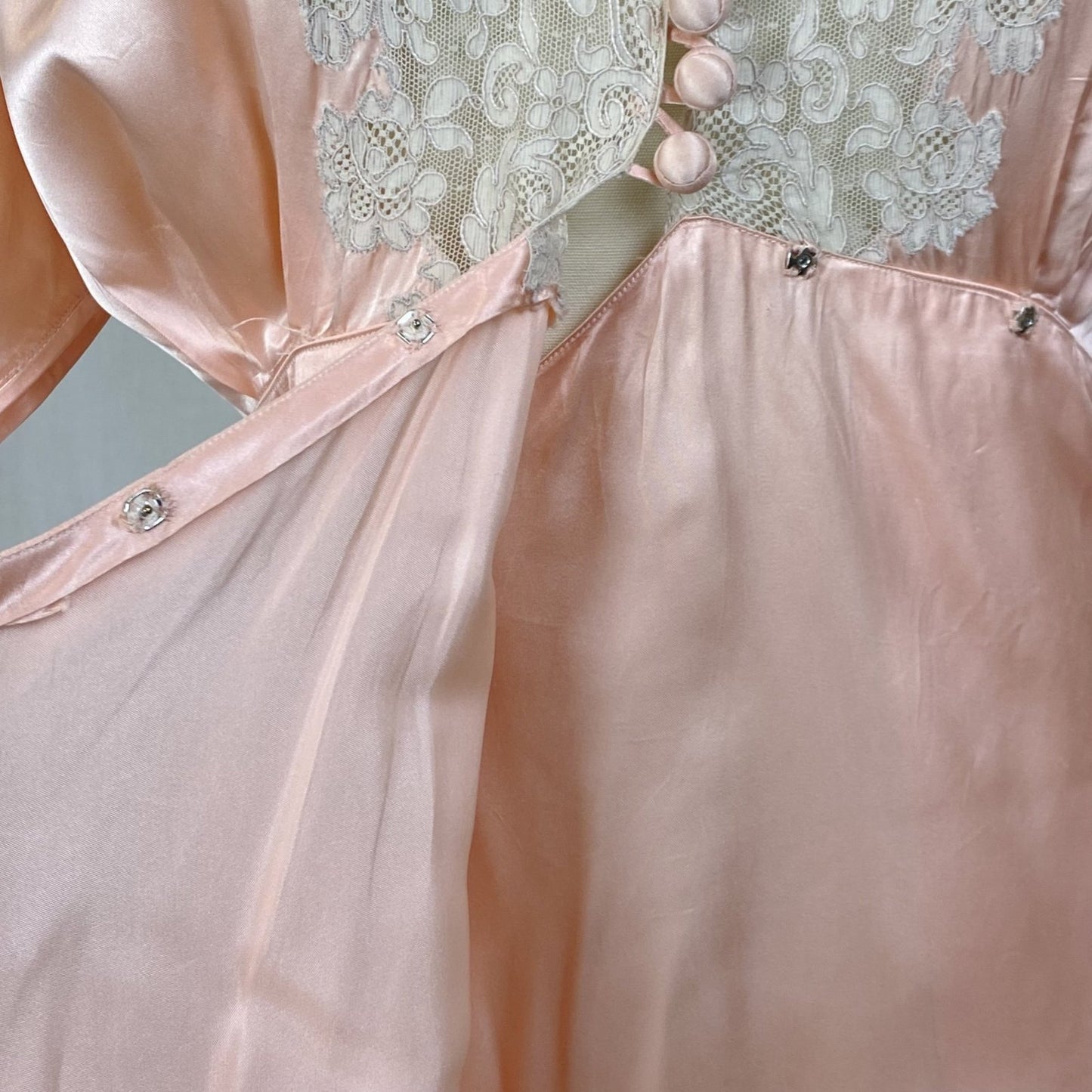 Vintage 1940's Dressing Gown Robe | Tea Rose Pink Rayon Satin with Alençon Lace | Size XS - Daggers & Dames