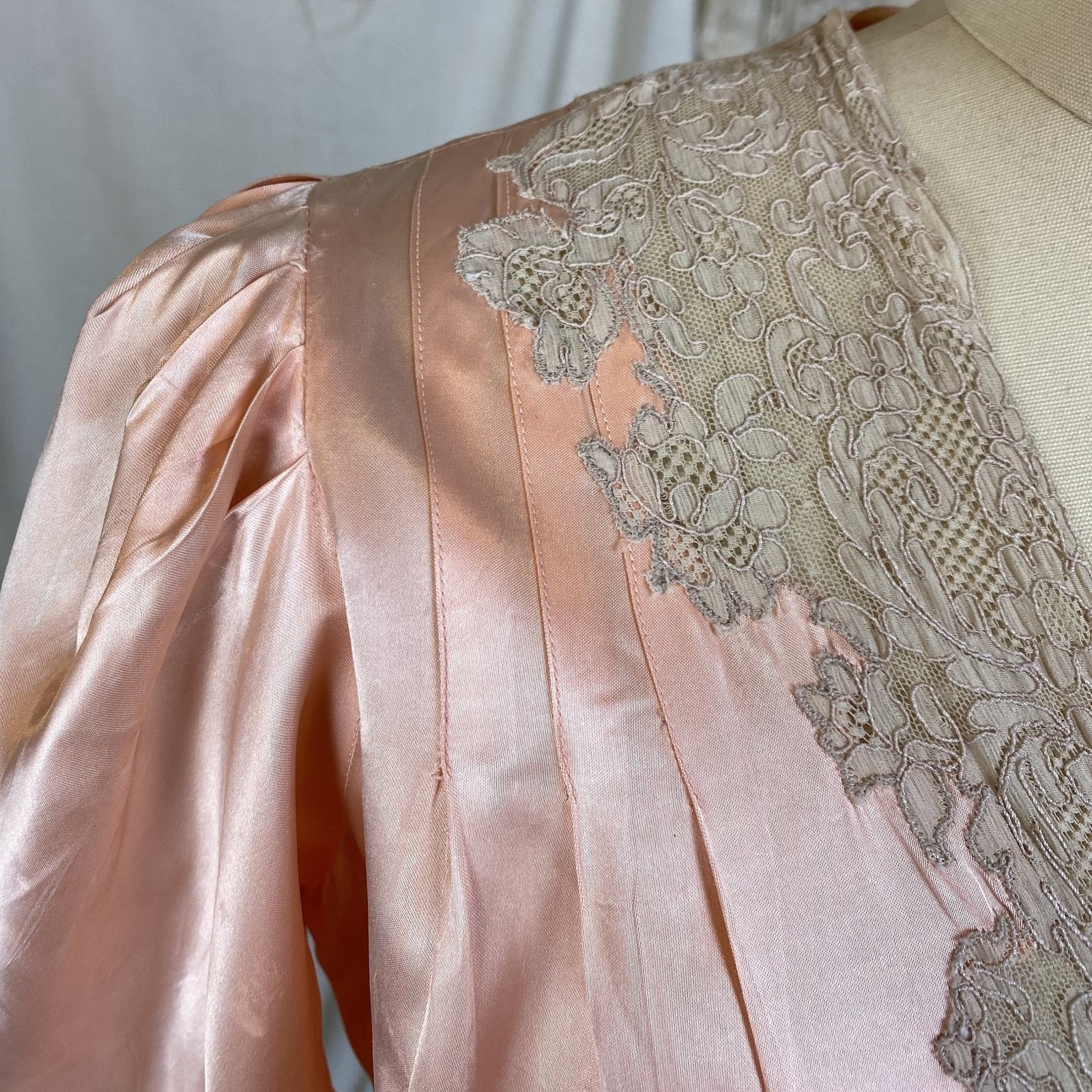 Vintage 1940's Dressing Gown Robe | Tea Rose Pink Rayon Satin with Alençon Lace | Size XS - Daggers & Dames