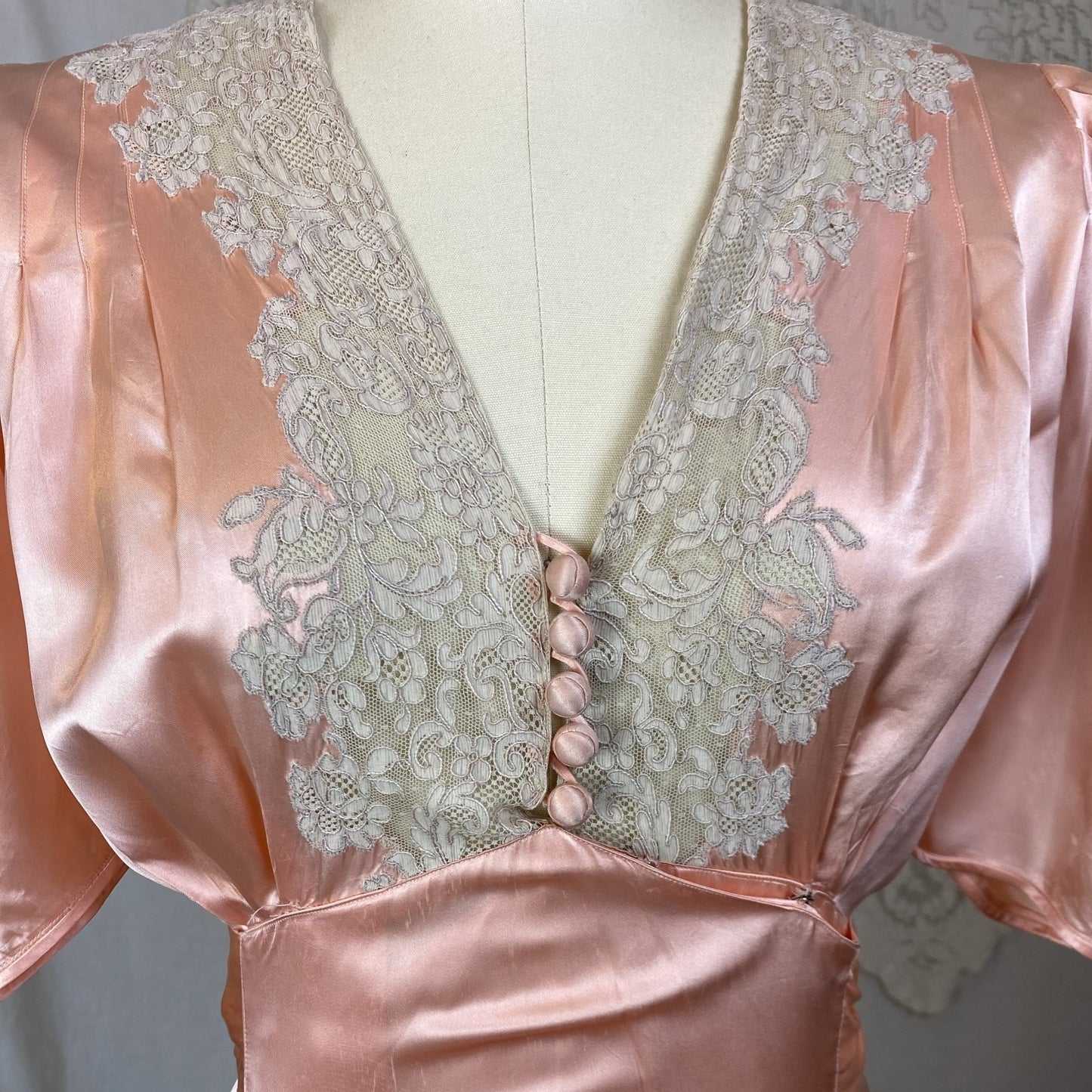 Vintage 1940's Dressing Gown Robe | Tea Rose Pink Rayon Satin with Alençon Lace | Size XS - Daggers & Dames