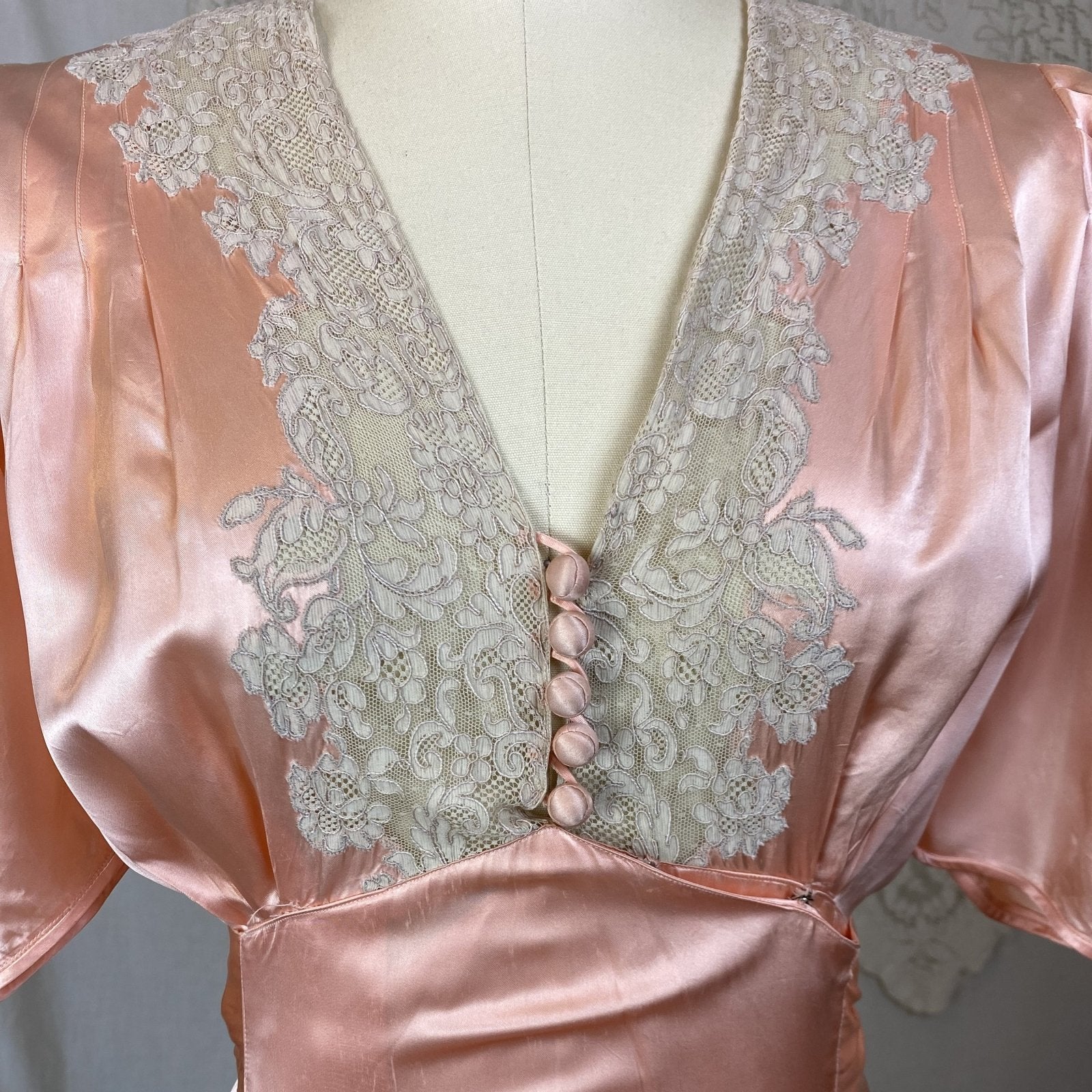 Vintage 1940's Dressing Gown Robe | Tea Rose Pink Rayon Satin with Alençon Lace | Size XS - Daggers & Dames