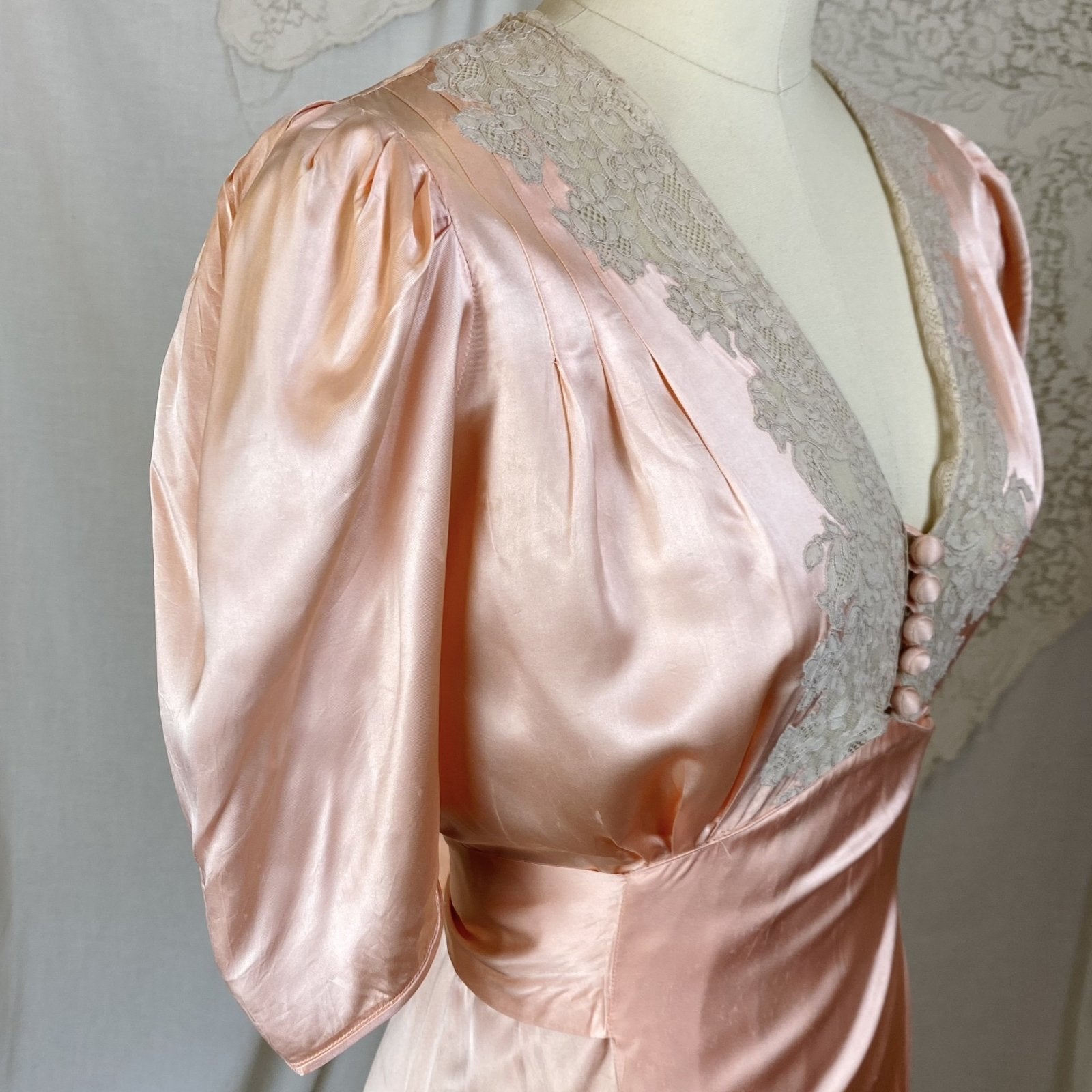 Vintage 1940's Dressing Gown Robe | Tea Rose Pink Rayon Satin with Alençon Lace | Size XS - Daggers & Dames