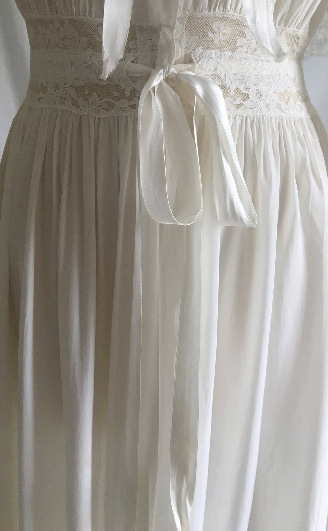Vintage 1940's Dressing Gown Robe | White Rayon with Lace & Ruffles | Radcliffe Lingerie | Size XS, S - Daggers & Dames