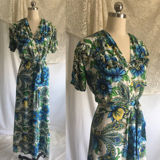 Vintage 1940's Dressing Gown | White Rayon with Hawaiian Floral Print | Size XS, S - Daggers & Dames