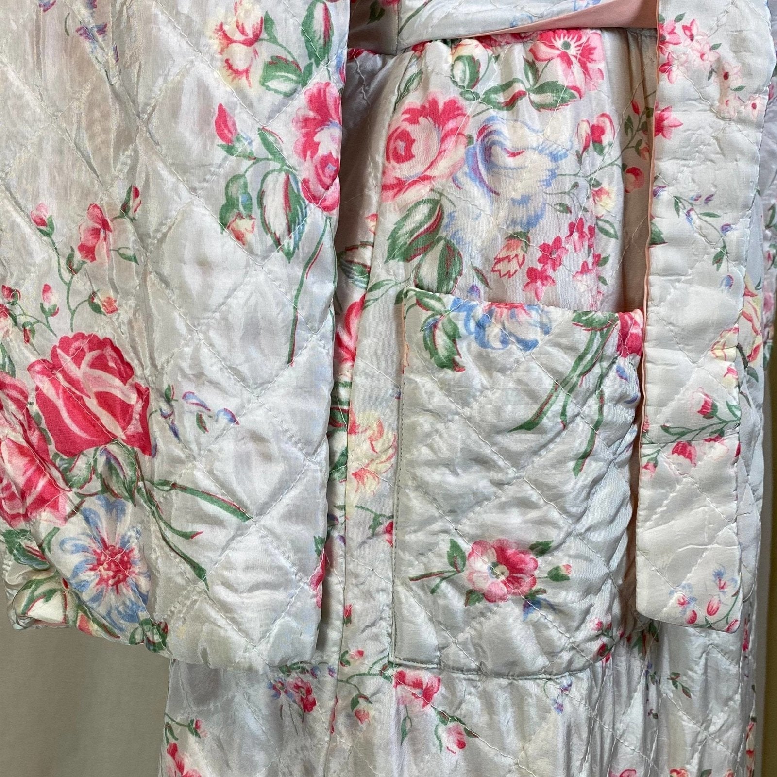 Vintage 1940's Housecoat Robe | White Rayon Taffeta with Floral Print & Powder Pink Lining | Size XS, S - Daggers & Dames