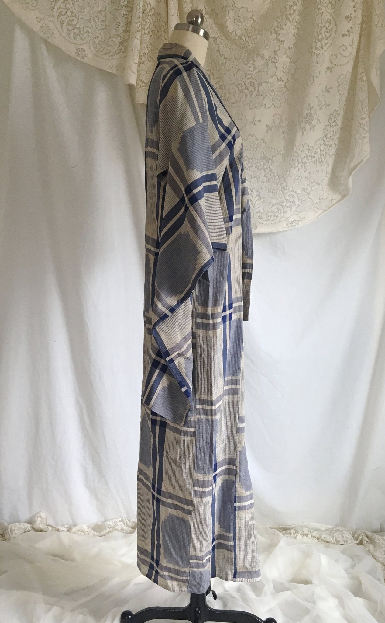 Vintage 1940's Kimono | Blue Crepe Silk | Geometric Pattern | Size SM/LG - Daggers & Dames