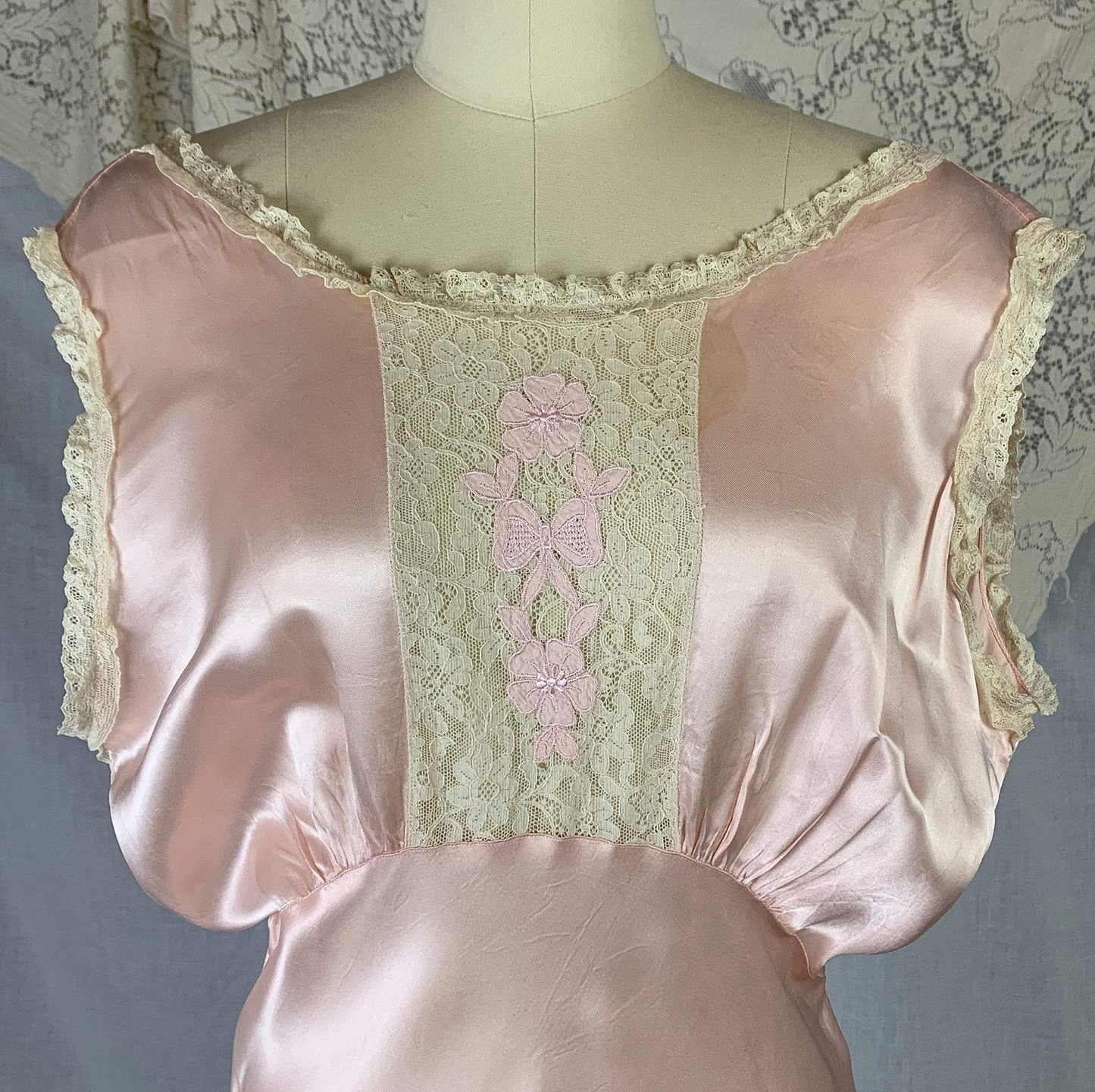 Vintage 1940's Night Gown | Pale Pink Rayon Satin with Floral Appliques & Ruffled Ivory Lace | Size LG, XL - Daggers & Dames