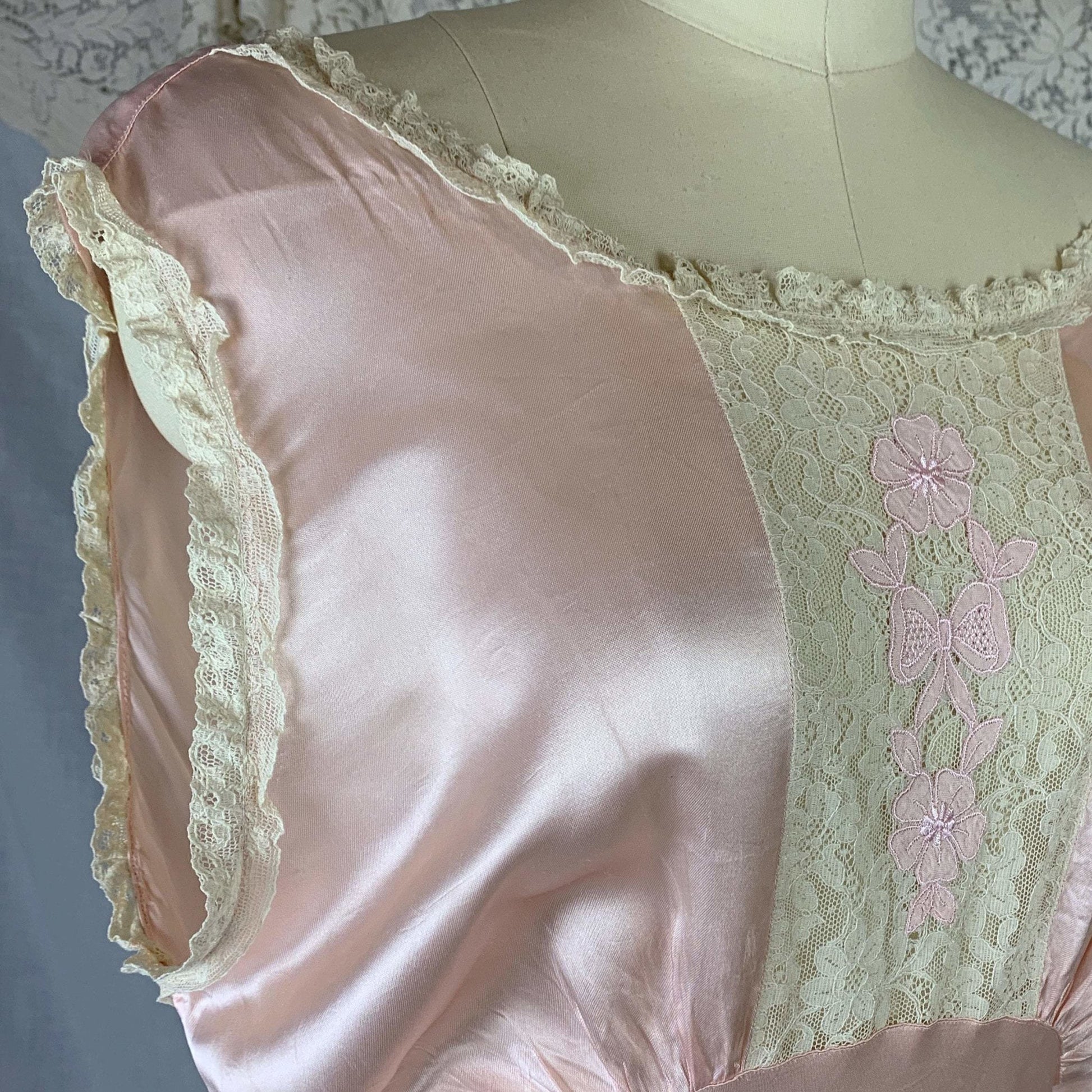 Vintage 1940's Night Gown | Pale Pink Rayon Satin with Floral Appliques & Ruffled Ivory Lace | Size LG, XL - Daggers & Dames