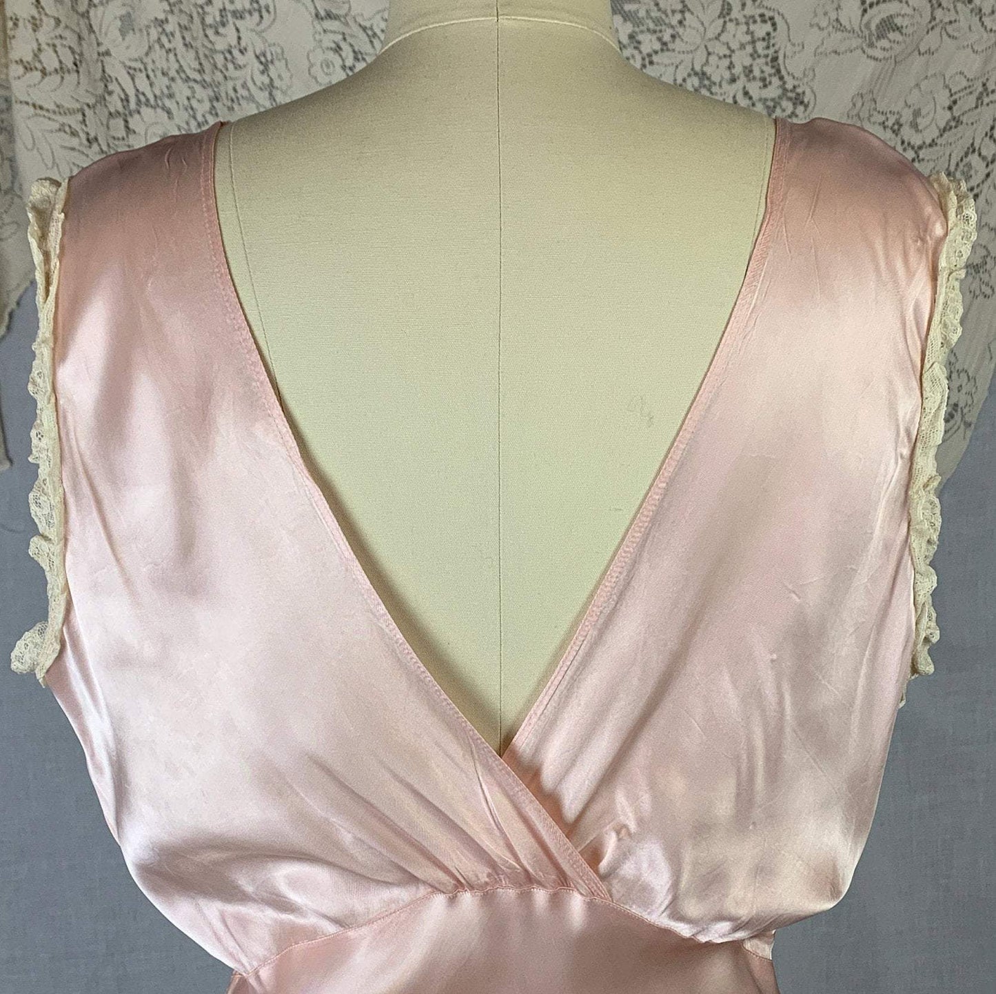 Vintage 1940's Night Gown | Pale Pink Rayon Satin with Floral Appliques & Ruffled Ivory Lace | Size LG, XL - Daggers & Dames