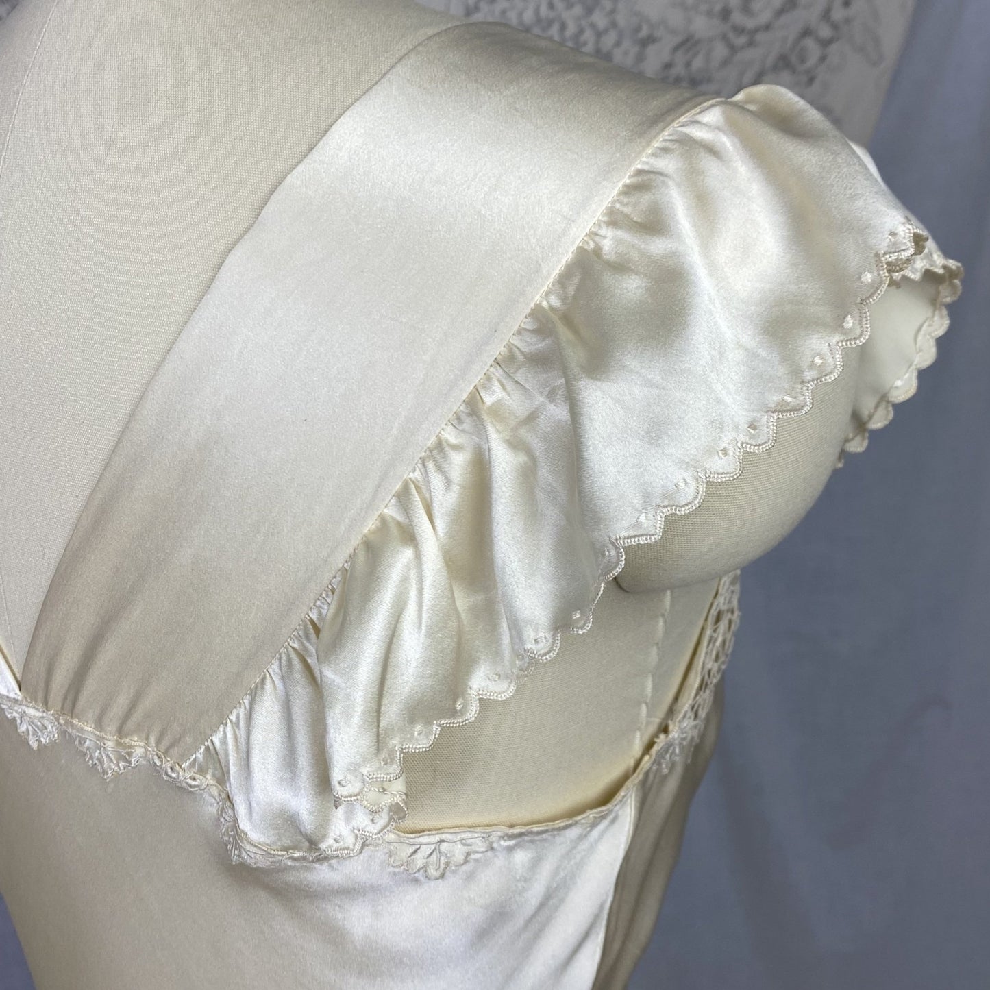 Vintage 1940's Nightgown | Hand Stitched Warm Ivory Silk Charmeuse with Floral Appliqué & Spiderweb Lace | Size 34-36 Bust, S | OOAK - Daggers & Dames