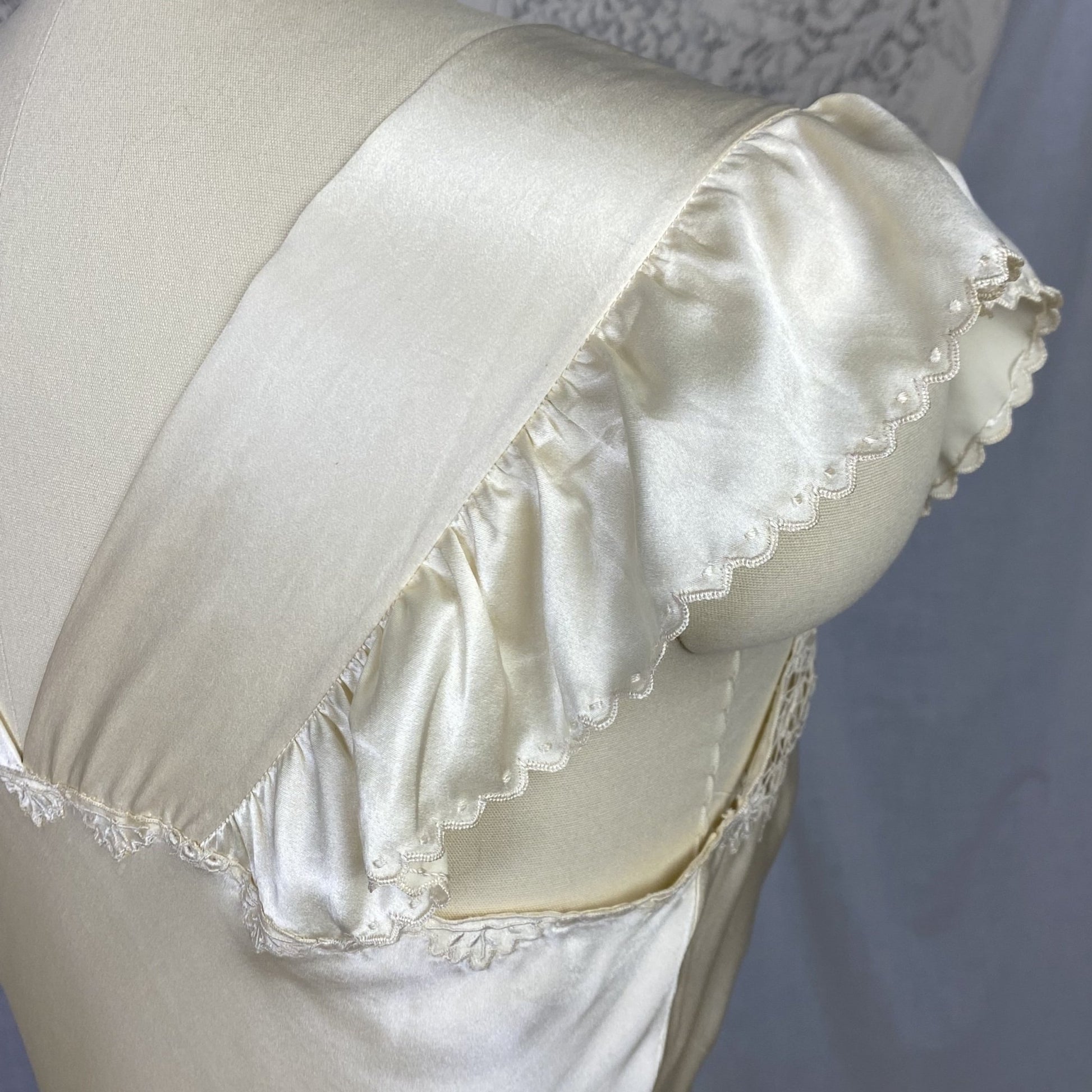 Vintage 1940's Nightgown | Hand Stitched Warm Ivory Silk Charmeuse with Floral Appliqué & Spiderweb Lace | Size 34-36 Bust, S | OOAK - Daggers & Dames