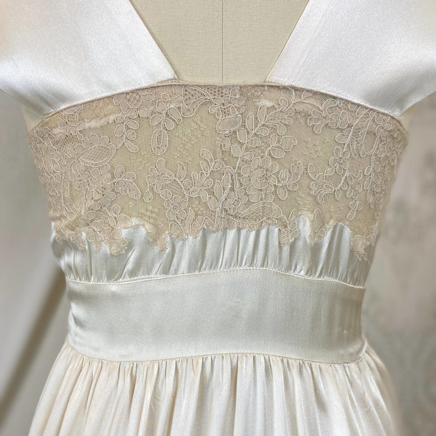 Vintage 1940's Nightgown | Ivory Silk with Nude Floral Lace | Size XS, S | Saks Fifth Avenue - Daggers & Dames