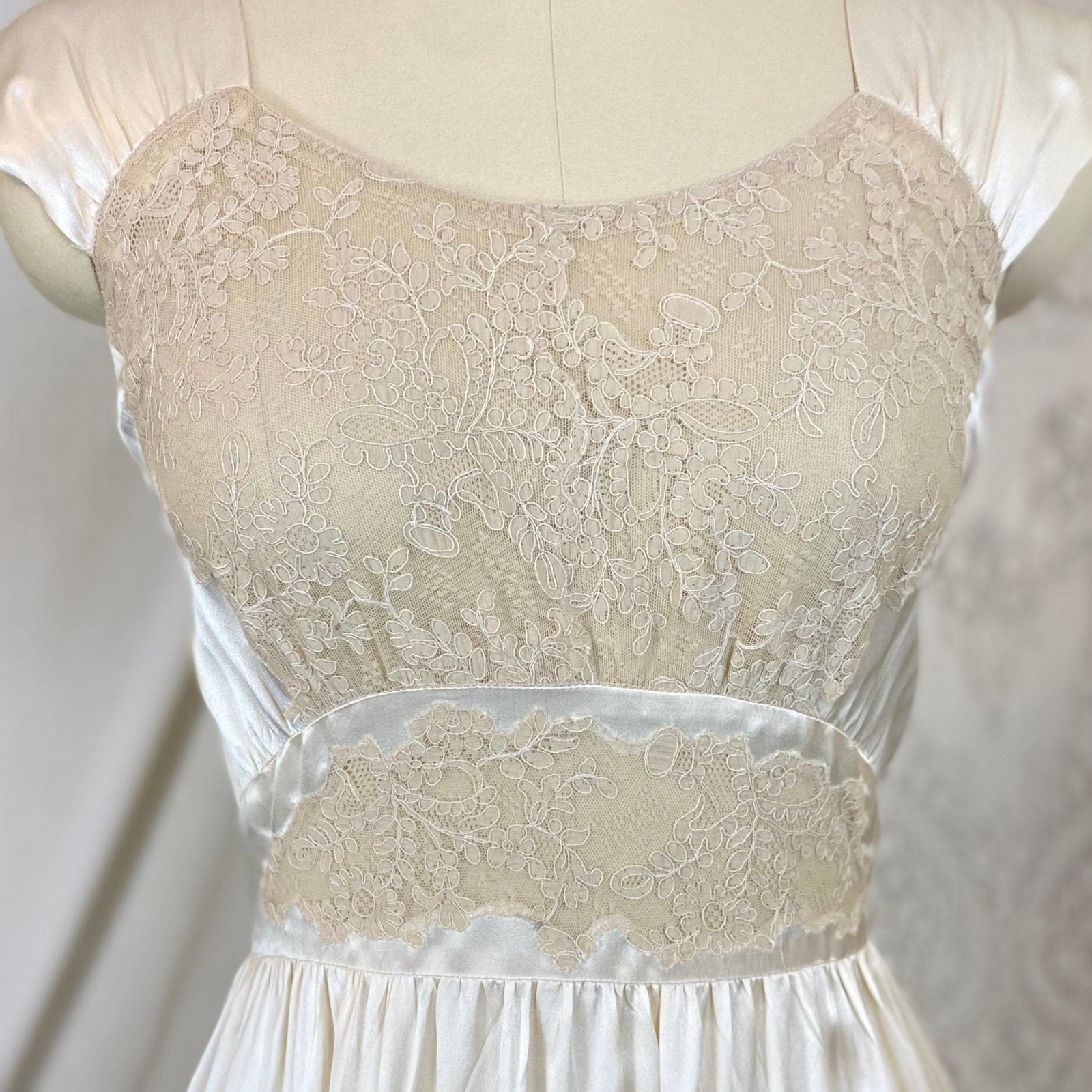 Vintage 1940's Nightgown | Ivory Silk with Nude Floral Lace | Size XS, S | Saks Fifth Avenue - Daggers & Dames