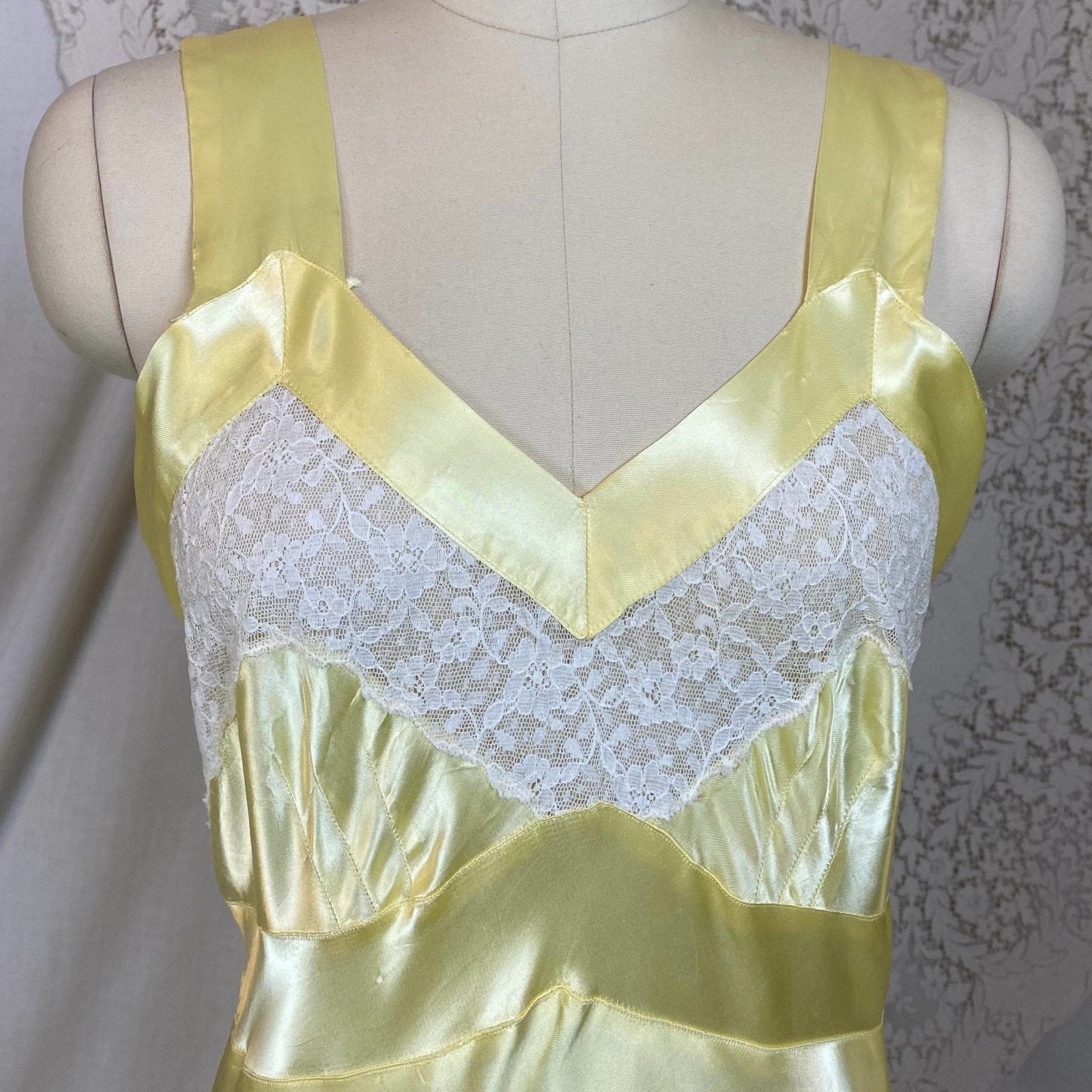 Vintage 1940's Nightgown | Pastel Yellow Acetate Satin with White Floral Lace | Size XS, S | Corticelli Lingerie - Daggers & Dames