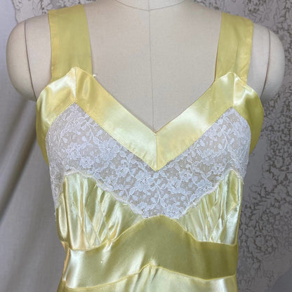 Vintage 1940's Nightgown | Pastel Yellow Acetate Satin with White Floral Lace | Size XS, S | Corticelli Lingerie - Daggers & Dames