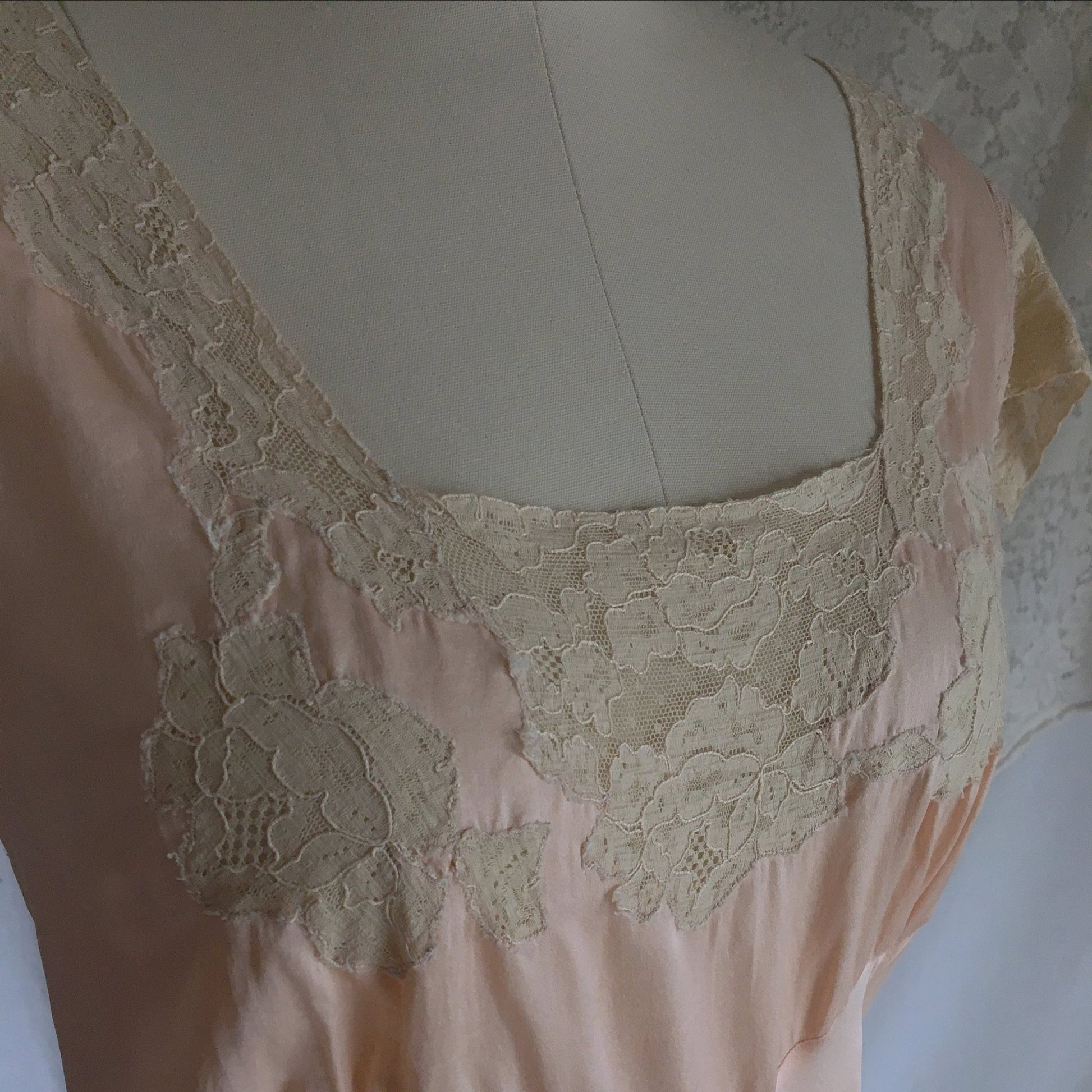 Vintage 1940's Nightgown | Peach Silk with Alencon Lace & Braided Tassel Sash Tie | Size LG - Daggers & Dames