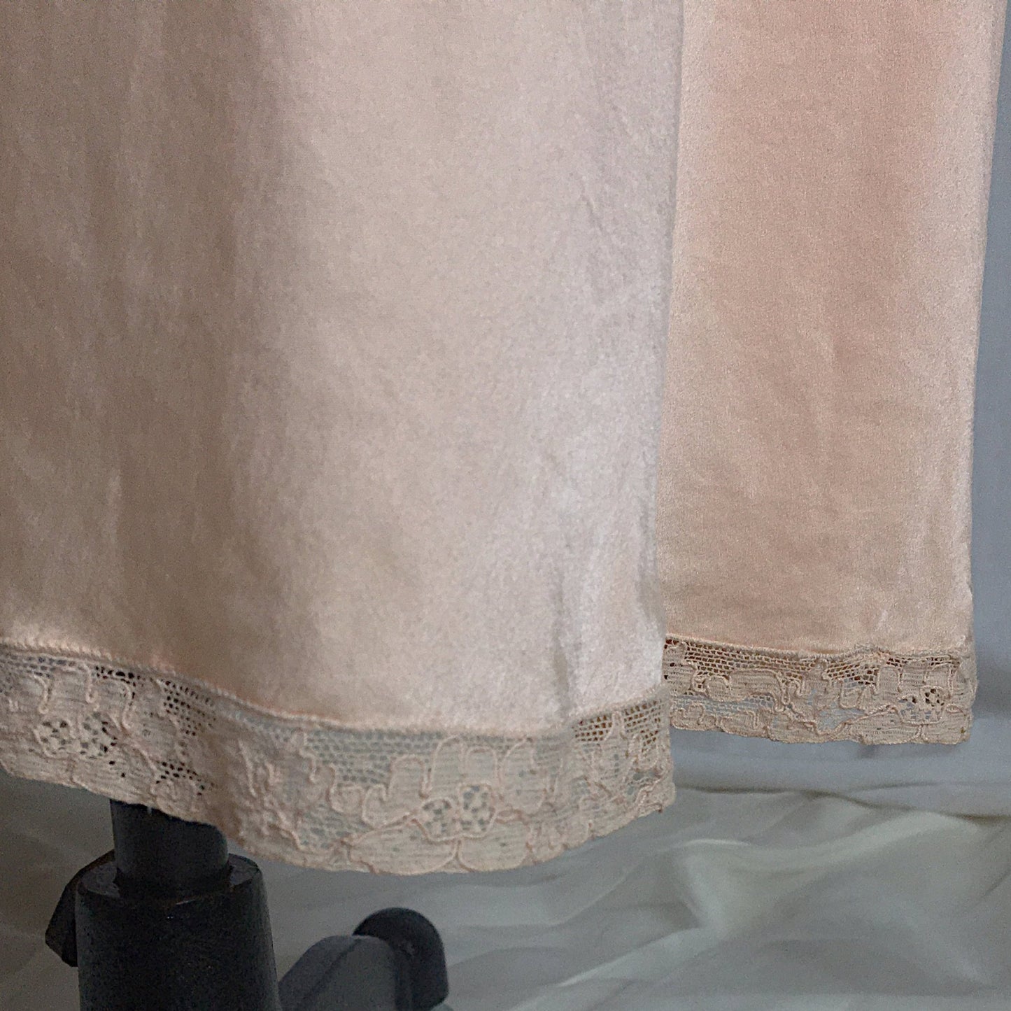 Vintage 1940's Nightgown | Peach Silk with Alencon Lace & Braided Tassel Sash Tie | Size LG - Daggers & Dames