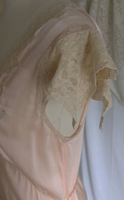 Vintage 1940's Nightgown | Peach Silk with Alencon Lace & Braided Tassel Sash Tie | Size LG - Daggers & Dames
