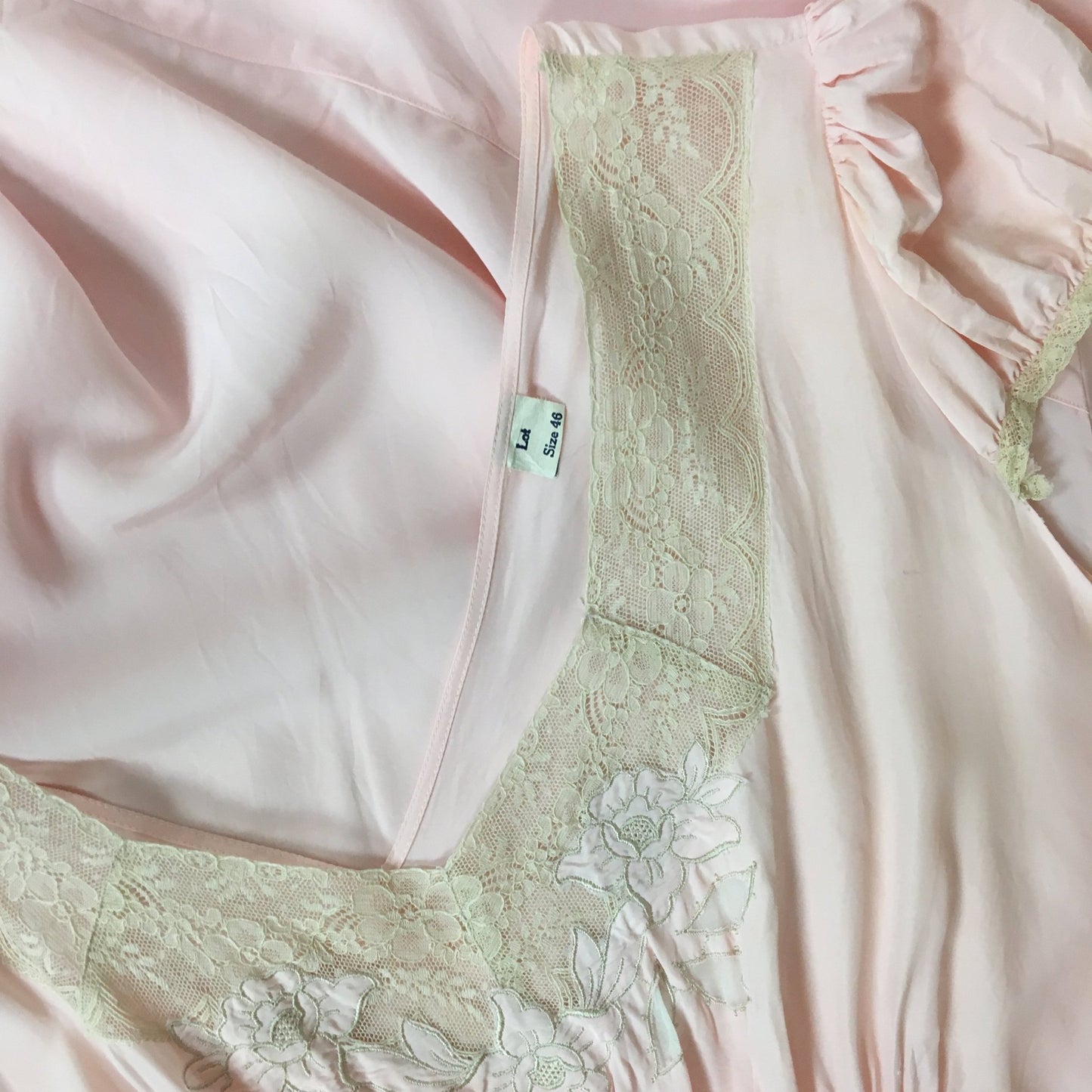 Vintage 1940's Nightgown | Powder Pink Rayon with Ecru Lace & Embroidered Flower Applique | Size XXL - Daggers & Dames