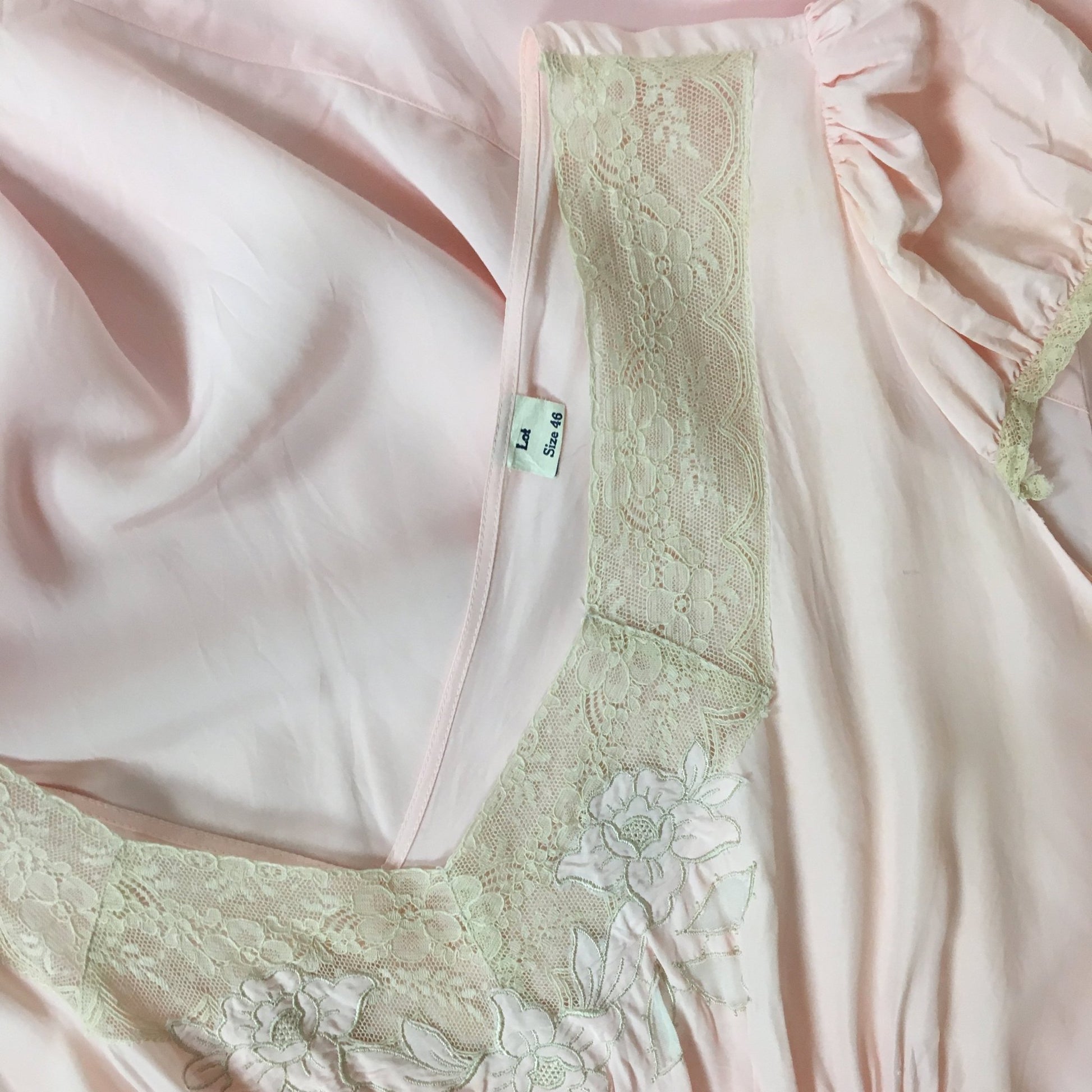 Vintage 1940's Nightgown | Powder Pink Rayon with Ecru Lace & Embroidered Flower Applique | Size XXL - Daggers & Dames