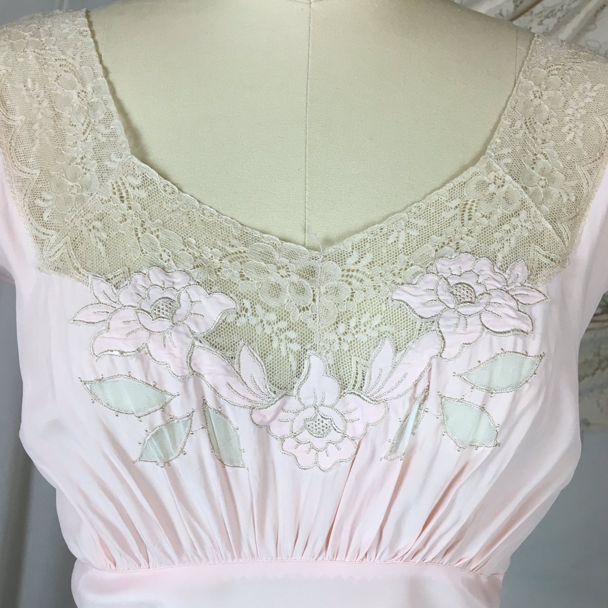 Vintage 1940's Nightgown | Powder Pink Rayon with Ecru Lace & Embroidered Flower Applique | Size XXL - Daggers & Dames