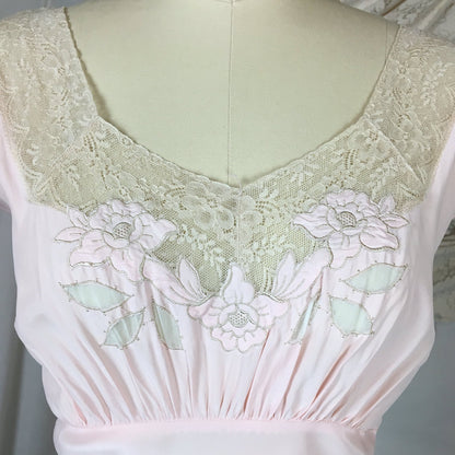 Vintage 1940's Nightgown | Powder Pink Rayon with Ecru Lace & Embroidered Flower Applique | Size XXL - Daggers & Dames