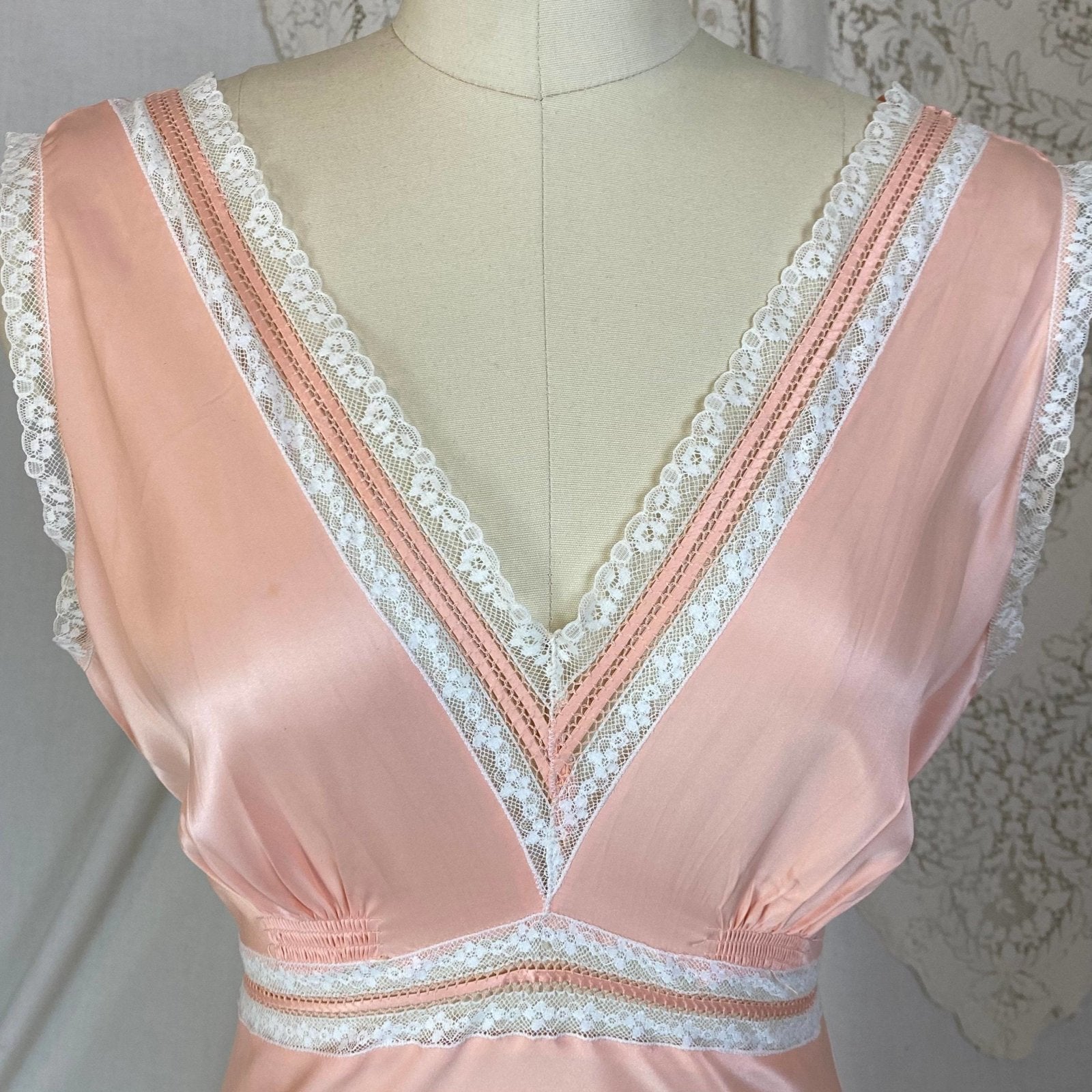 Vintage 1940's Nightgown | Rich Rose Pink Rayon Satin with White Floral Lace | Size XS, S | Never Worn - Daggers & Dames