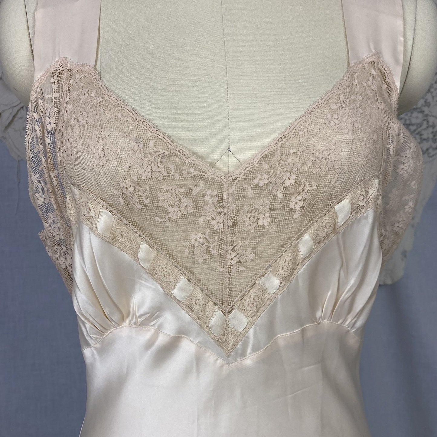 Vintage 1940's Nightgown | Warm Ivory Rose Rayon Satin with Floral Lace & Woven Silk Ribbon | Size S, M | Ro Jene - Daggers & Dames