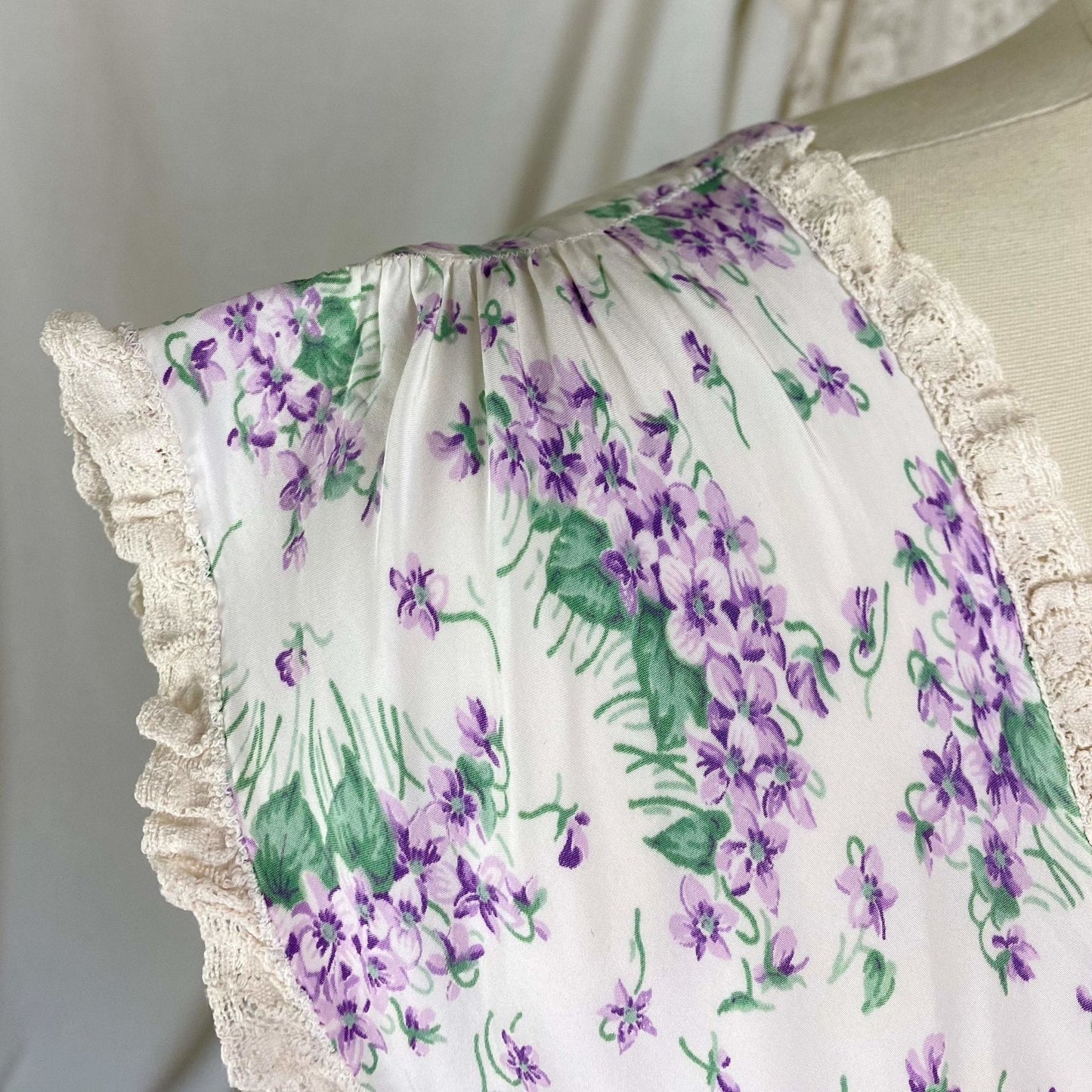 Vintage 1940's Nightgown | White rayon with Purple Lilac Floral Print | Size XS, S | Textron - Daggers & Dames