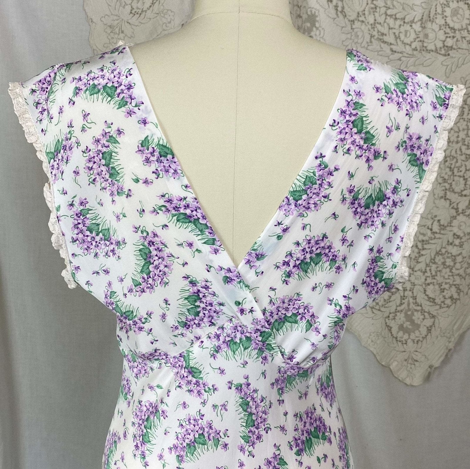 Vintage 1940's Nightgown | White rayon with Purple Lilac Floral Print | Size XS, S | Textron - Daggers & Dames