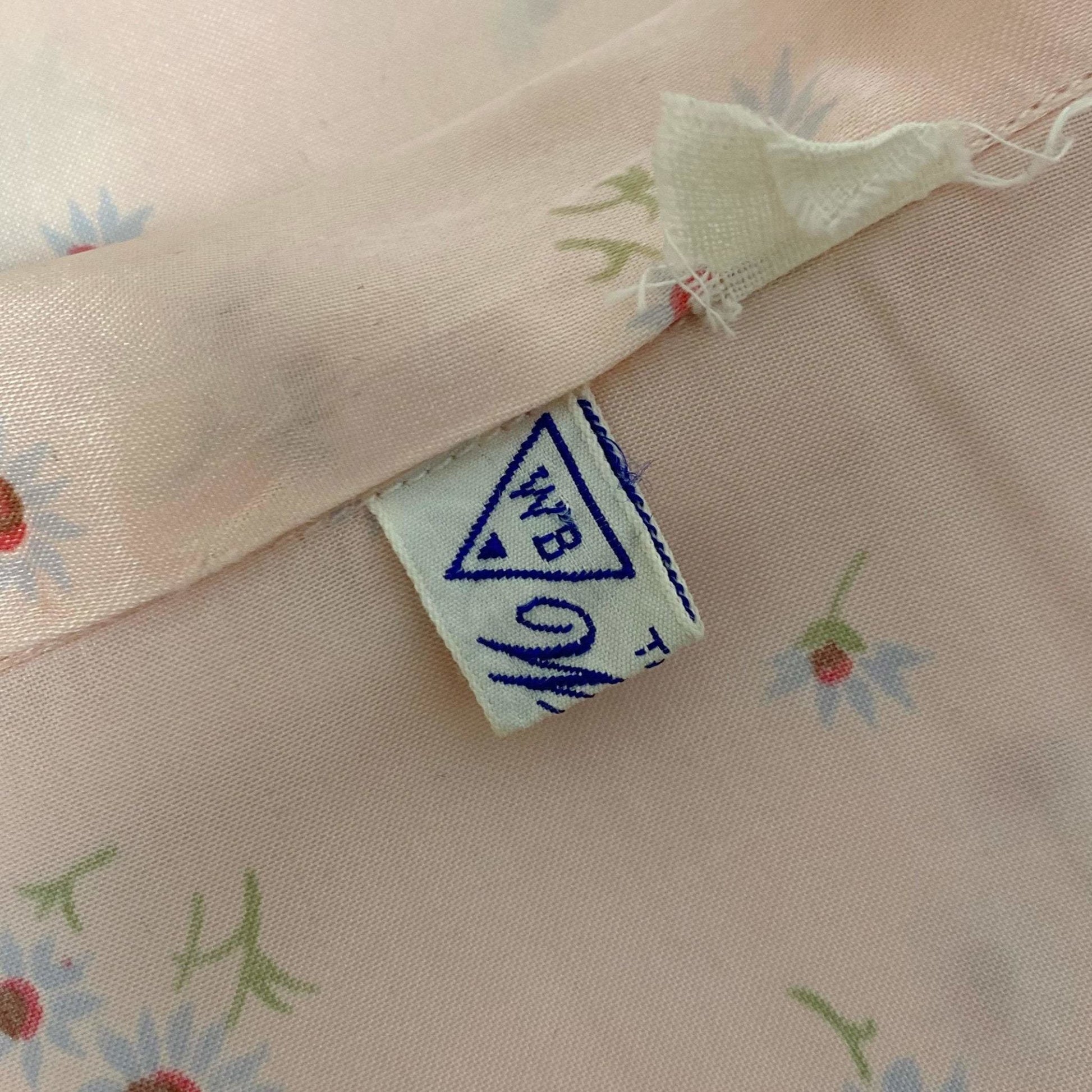 Vintage 1940's Pajama Set | Light Rosy Pink Rayon Satin with Daisy Floral Print | Size XS | W/B Weisman - Daggers & Dames