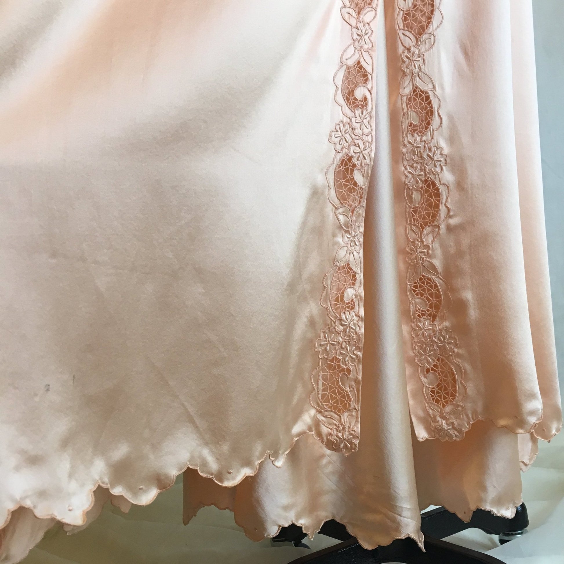Vintage 1940's Peignoir Set | Peach Chinese Silk with Hand Embroidery & Frog Button Closure | Bridal Lingerie | Size 36, M, LG - Daggers & Dames