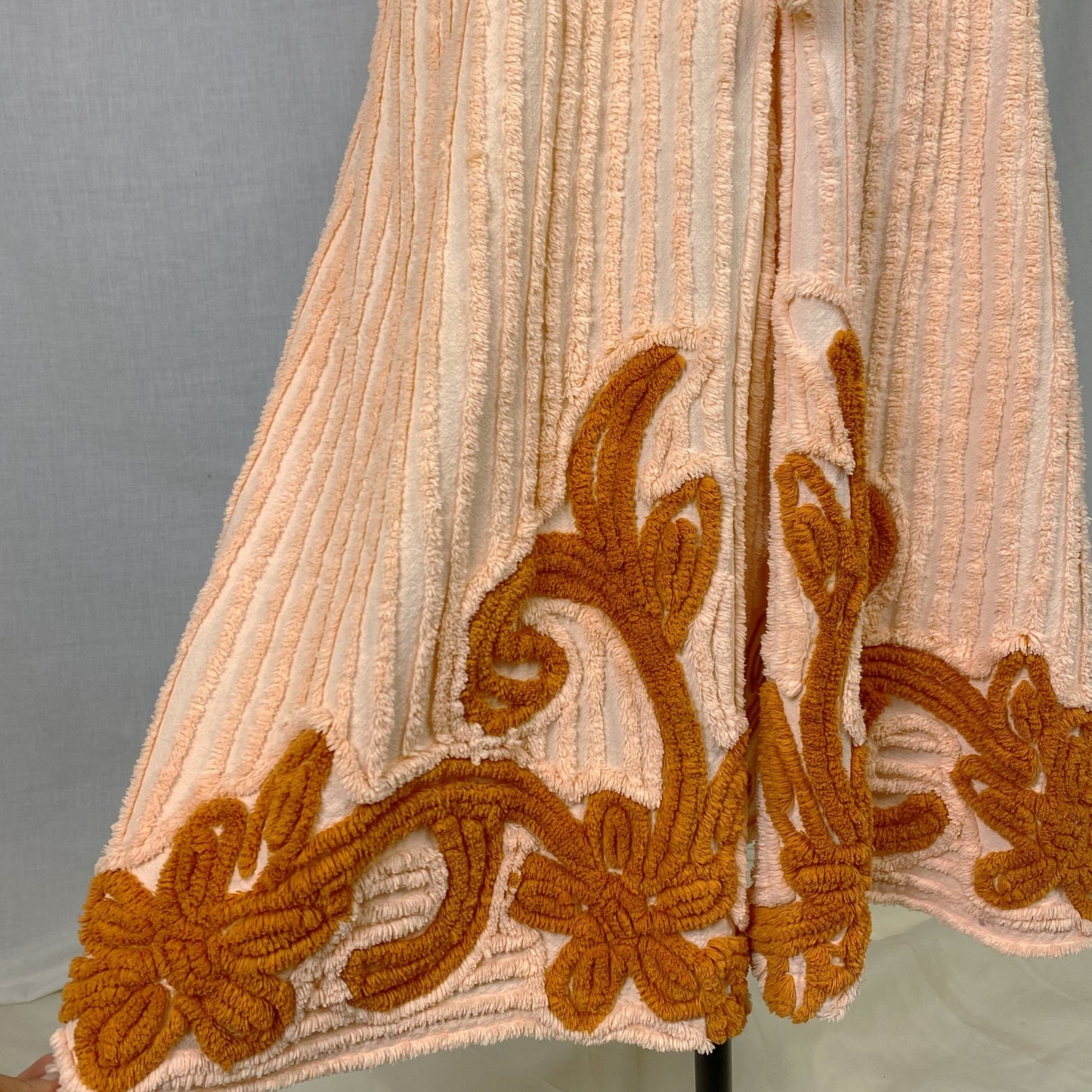 Vintage 1940's Robe | Lush Peach Candlewick Chenille with Sienna Floral Tufts | Size S, M - Daggers & Dames