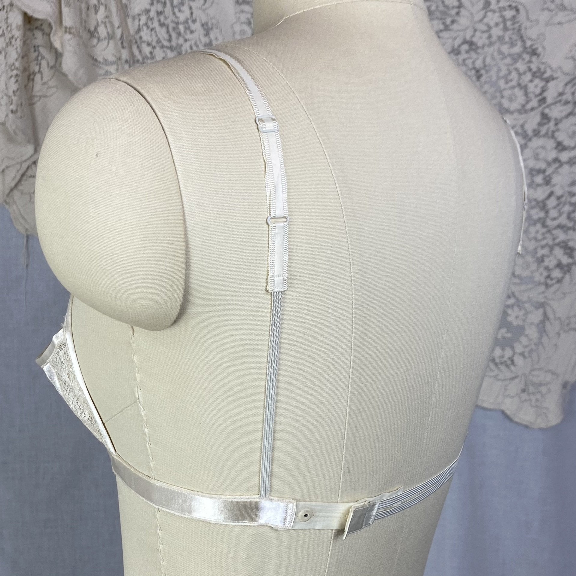 Vintage 1940's Shelf Bra | Creamy White Rayon Satin & Floral Lace Chiffon | Size 34 B | Petite Paris - Daggers & Dames