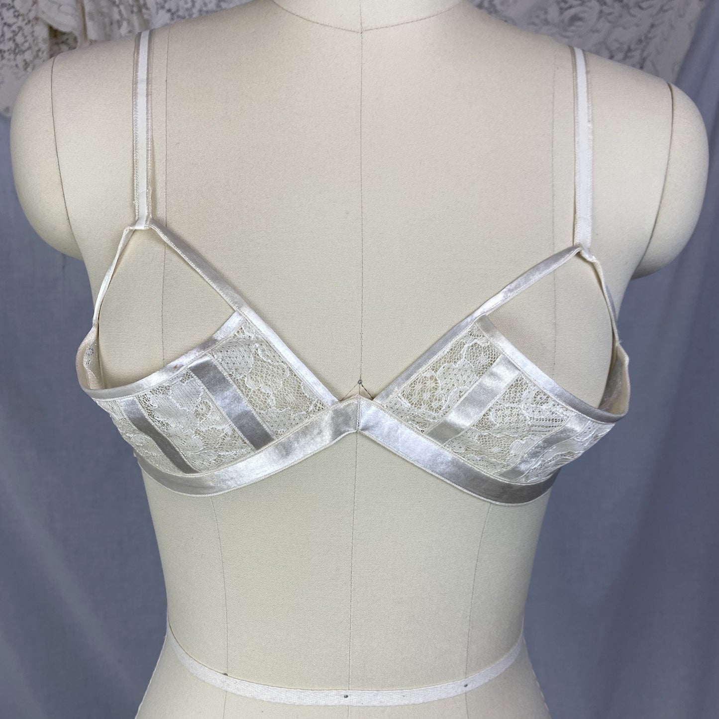 Vintage 1940's Shelf Bra | Creamy White Rayon Satin & Floral Lace Chiffon | Size 34 B | Petite Paris - Daggers & Dames
