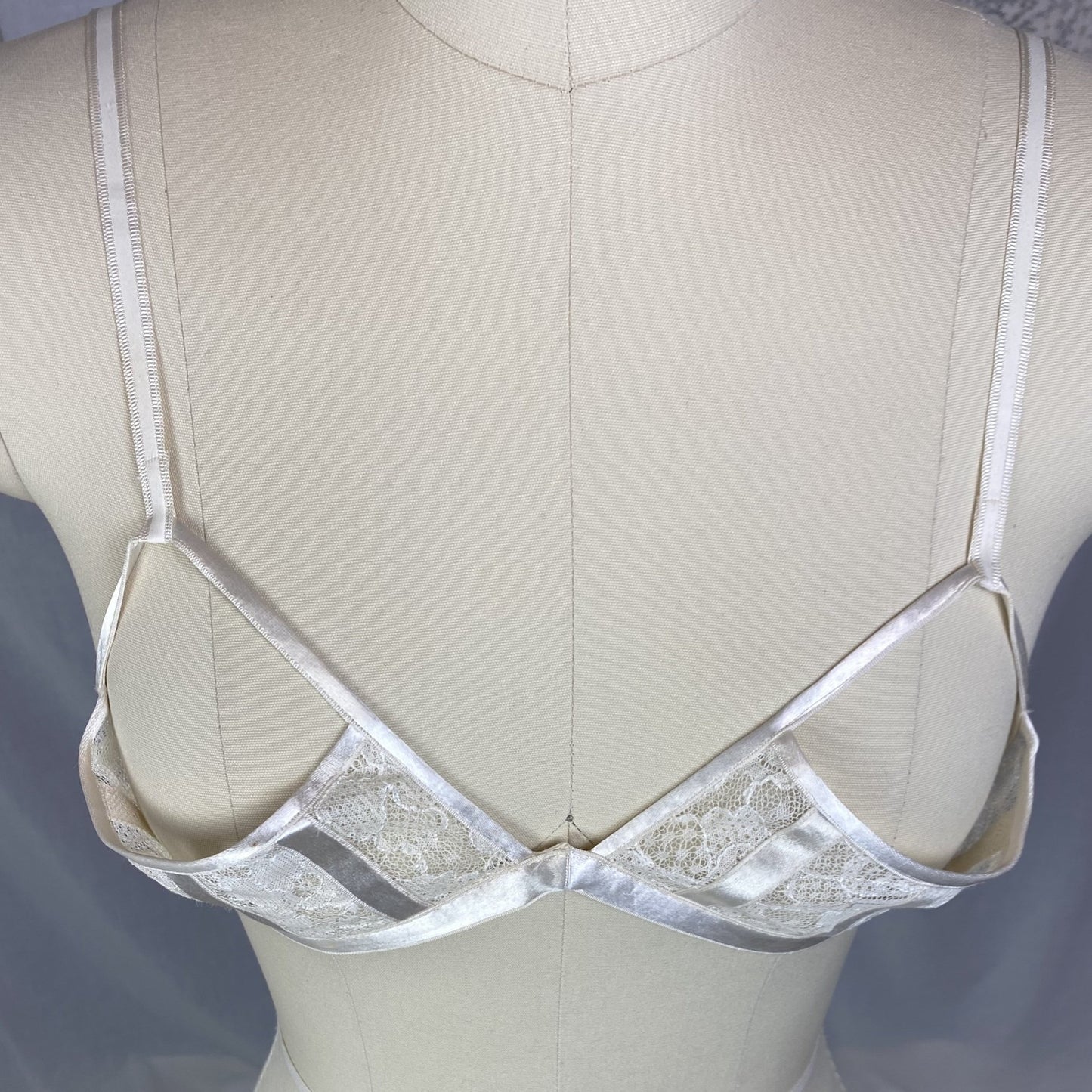 Vintage 1940's Shelf Bra | Creamy White Rayon Satin & Floral Lace Chiffon | Size 34 B | Petite Paris - Daggers & Dames