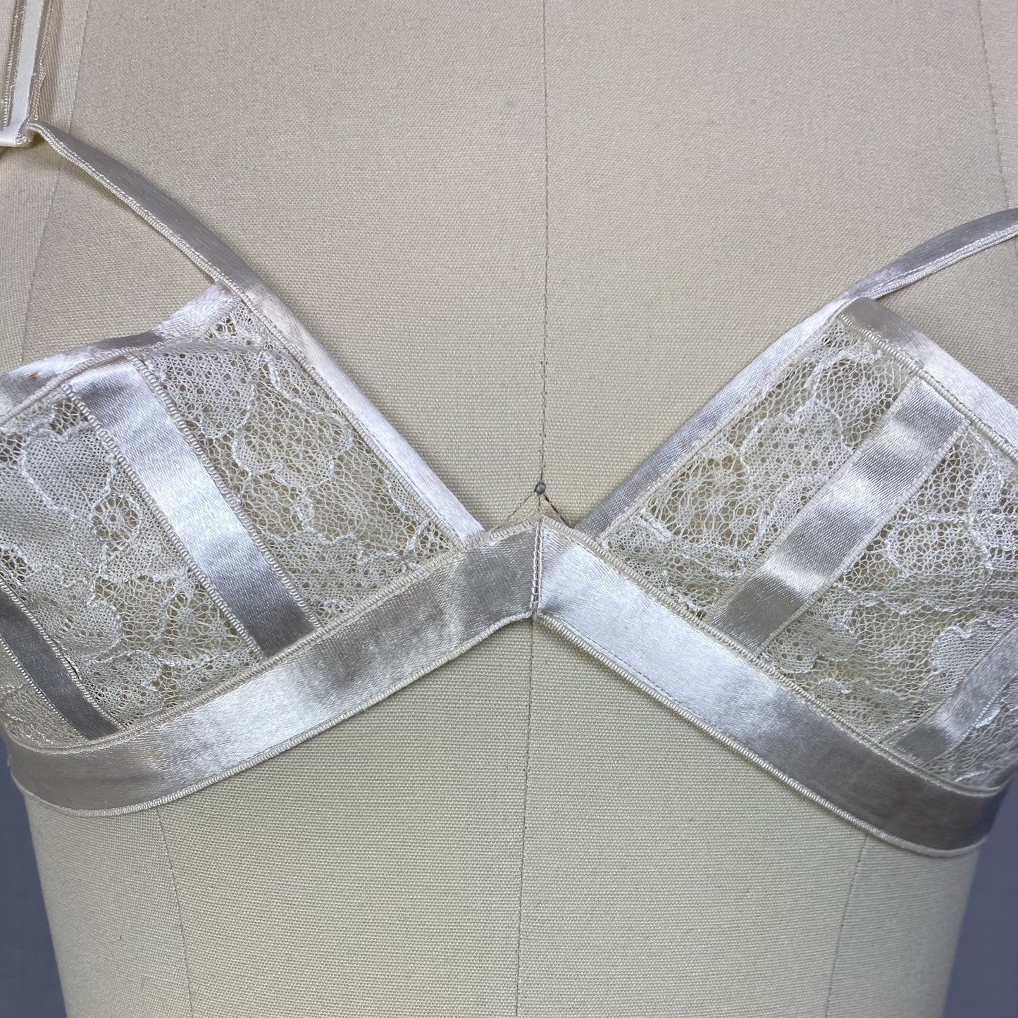 Vintage 1940's Shelf Bra | Creamy White Rayon Satin & Floral Lace Chiffon | Size 34 B | Petite Paris - Daggers & Dames