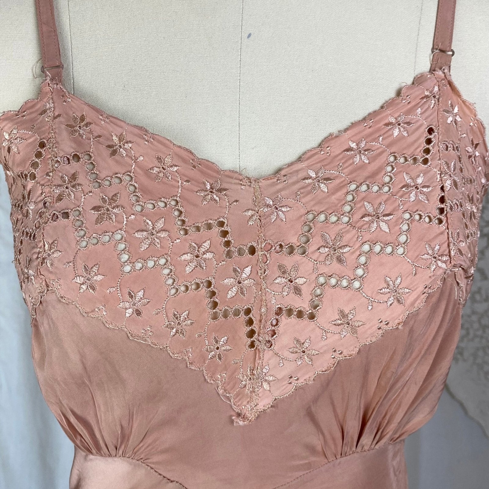 Vintage 1940's Slip | Creamy Mocha Brown Rayon with Eyelet Lace | Size XS - Daggers & Dames