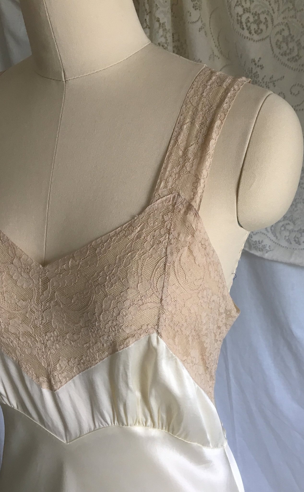 Vintage 1940's Slip | Pearl White Rayon Satin with Ecru Lace | Size XS, S Petite - Daggers & Dames