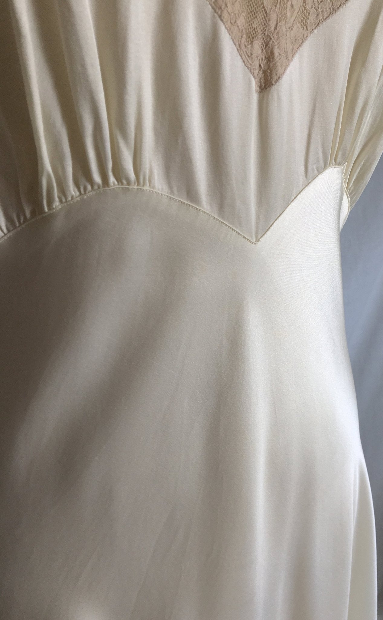 Vintage 1940's Slip | Pearl White Rayon Satin with Ecru Lace | Size XS, S Petite - Daggers & Dames