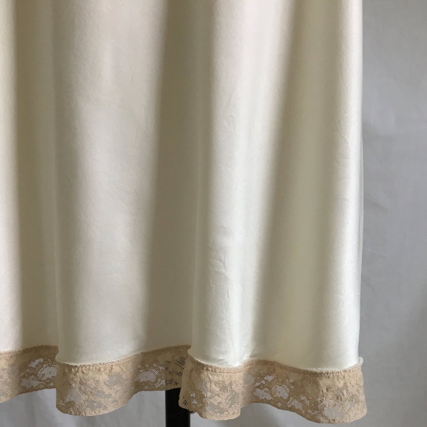 Vintage 1940's Slip | Pearl White Rayon Satin with Ecru Lace | Size XS, S Petite - Daggers & Dames