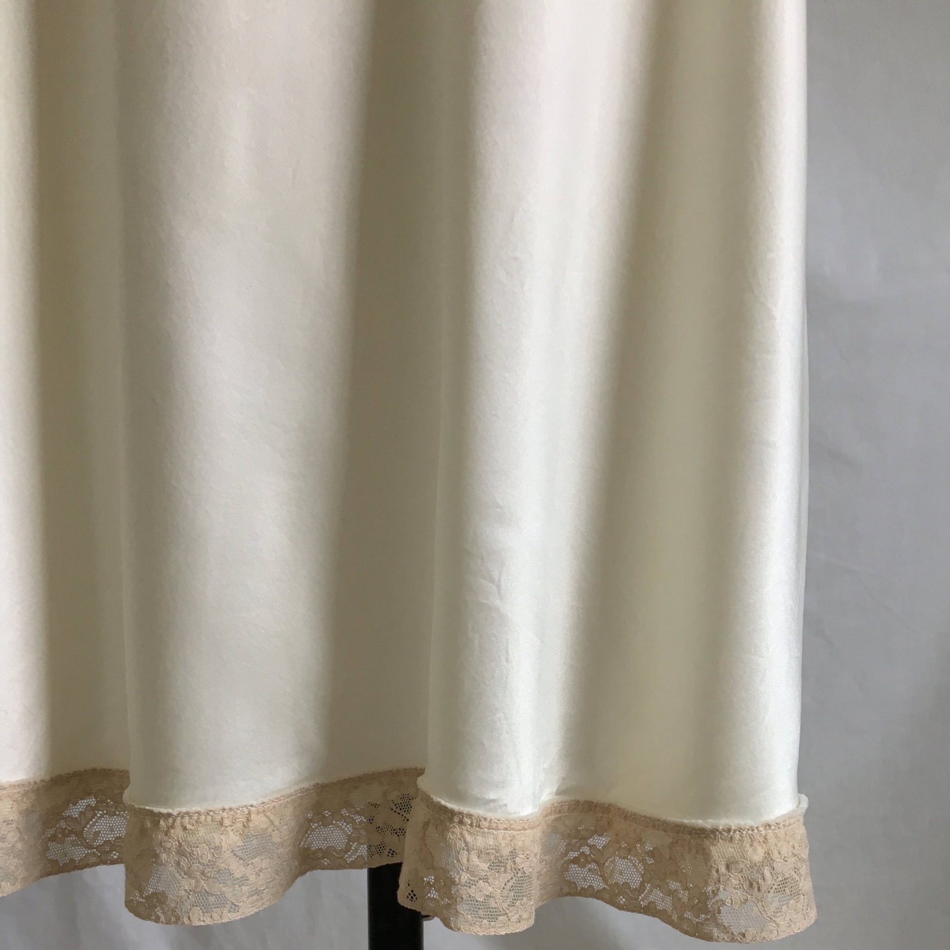 Vintage 1940's Slip | Pearl White Rayon Satin with Ecru Lace | Size XS, S Petite - Daggers & Dames