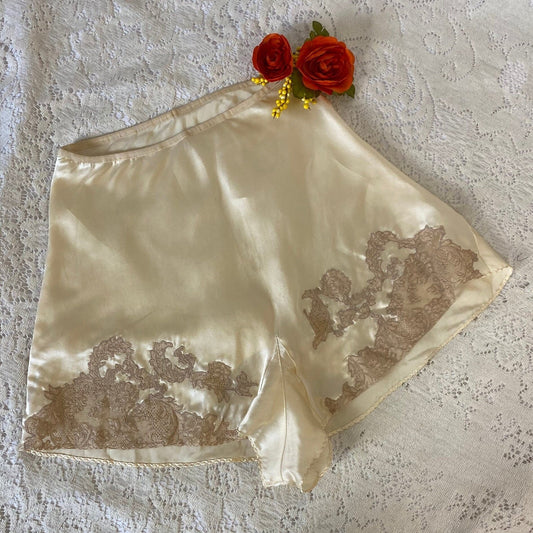 Vintage 1940's Tap Pants | Creamy Ivory Silk with Warm Nude Floral Lace | Size XS, S | Never Worn - Daggers & Dames