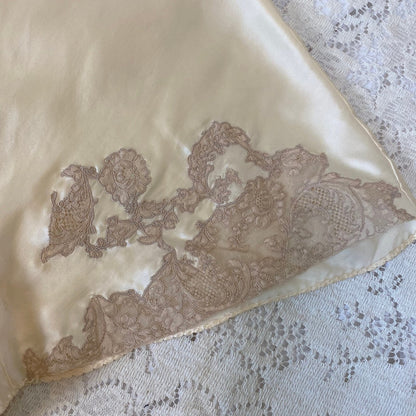 Vintage 1940's Tap Pants | Creamy Ivory Silk with Warm Nude Floral Lace | Size XS, S | Never Worn - Daggers & Dames