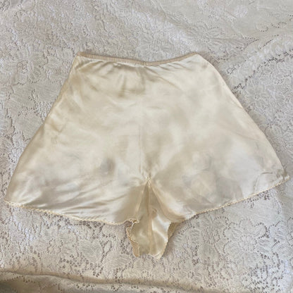 Vintage 1940's Tap Pants | Creamy Ivory Silk with Warm Nude Floral Lace | Size XS, S | Never Worn - Daggers & Dames