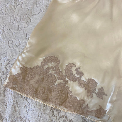Vintage 1940's Tap Pants | Creamy Ivory Silk with Warm Nude Floral Lace | Size XS, S | Never Worn - Daggers & Dames