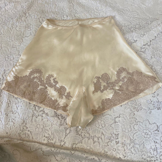 Vintage 1940's Tap Pants | Creamy Ivory Silk with Warm Nude Floral Lace | Size XS, S | Never Worn - Daggers & Dames